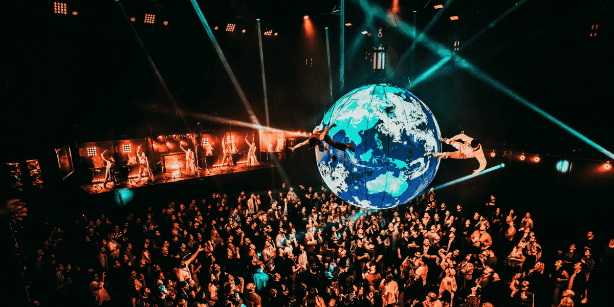 Fuerza Bruta - Globe hanging over audience