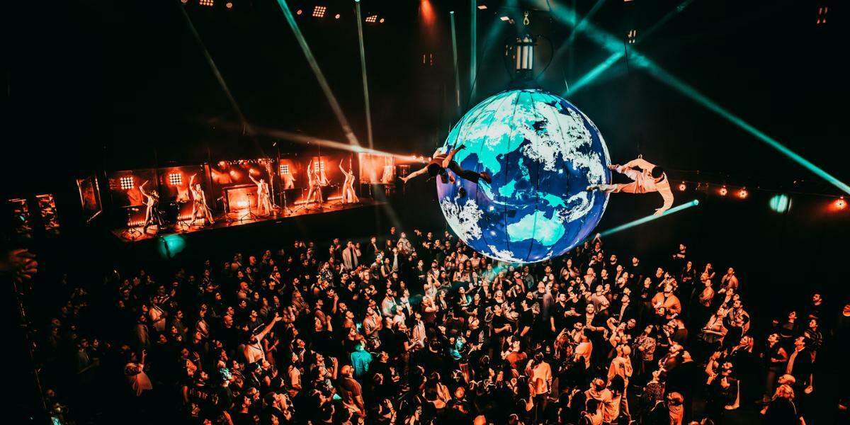 Fuerza Bruta - Globe hanging over audience