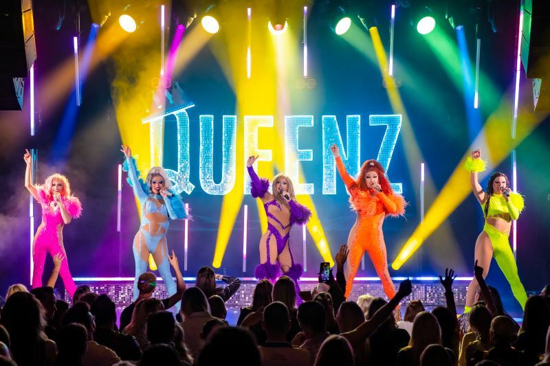 Production image of the company of QUEENZ, in QUEENZ.