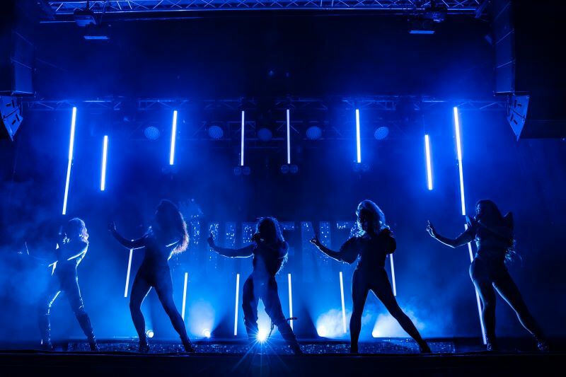 Production image of the company of QUEENZ, in QUEENZ.