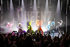 Production image of the company of QUEENZ, in QUEENZ.