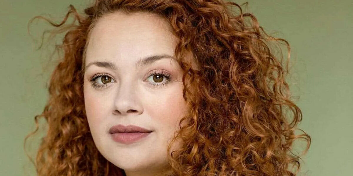 Headshot of Carrie Hope Fletcher