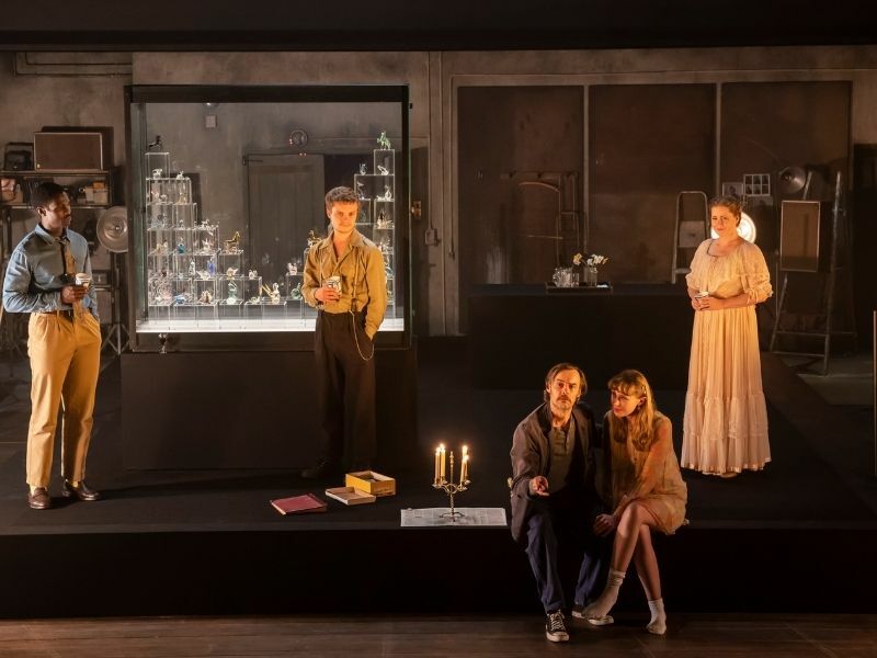 Production image of Victor Alli, Tom Glynn-Carney, Paul Hilton, Lizzie Annis and Amy Adams in The Glass Menagerie | By Johan Persson