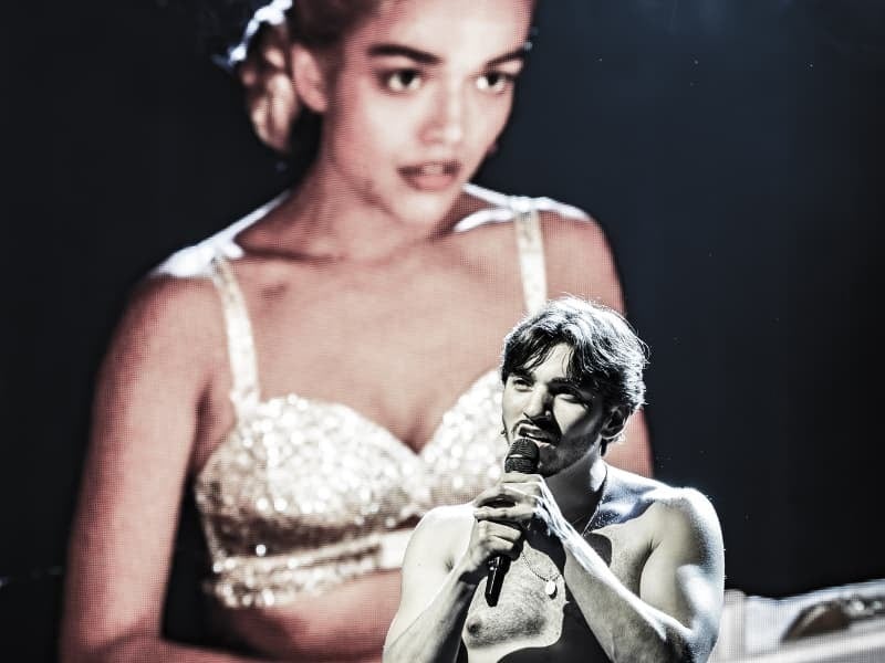 Diego Andres Rodriguez and Rachel Zegler in Jamie Lloyd's Evita