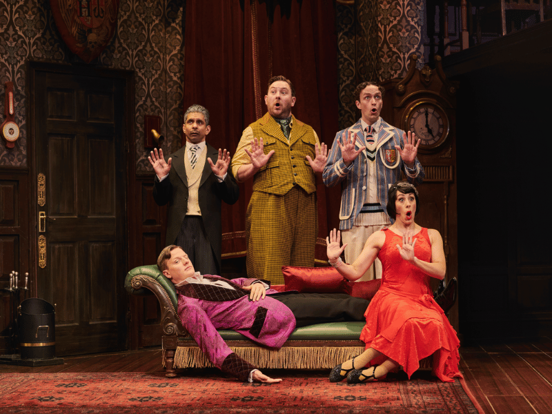 The play that goes wrong image of cast.