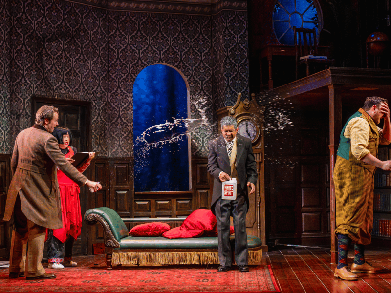 The play that goes wrong, dramatic splash.