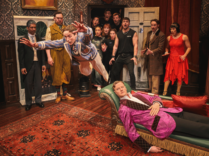 The play that goes wrong, photo of entire cast.
