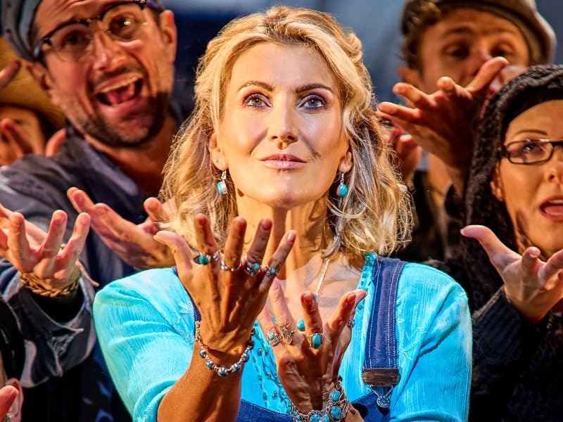 First look at the new cast of MAMMA MIA!